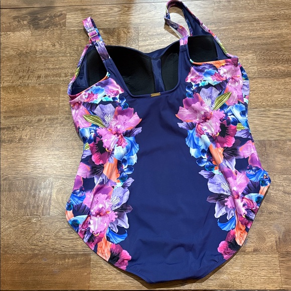 Lands End Swimsuit. Size 20W. No fading or snags. Navy blue with floral print - Picture 2 of 8